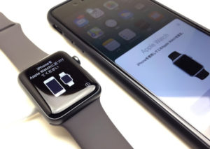Apple WatchとiPhoneを近付けてペアリングします。
