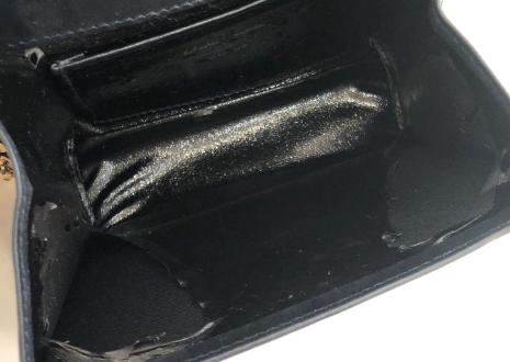 バッグ・財布の内側やポケットなどにべたつきやカビ、剥がれがある
